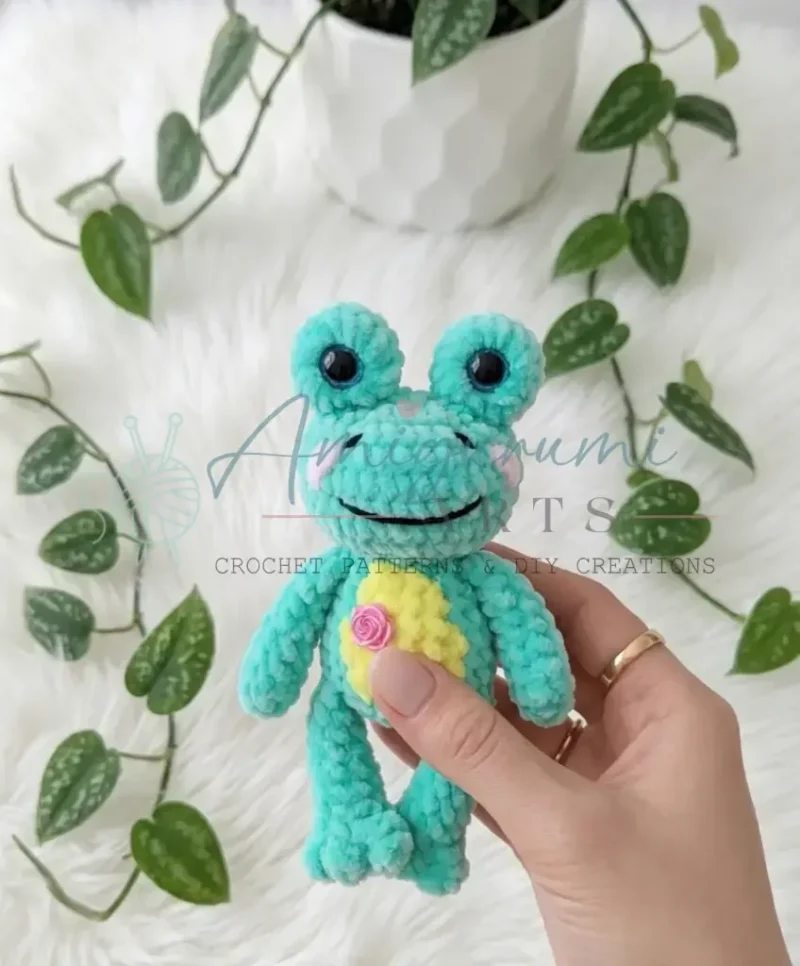Crochet frog amigurumi pattern in plush yarn — photo 3