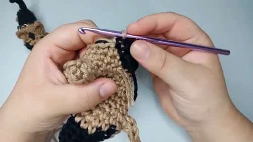 Crochet German Shepherd keychain amigurumi pattern — photo 3