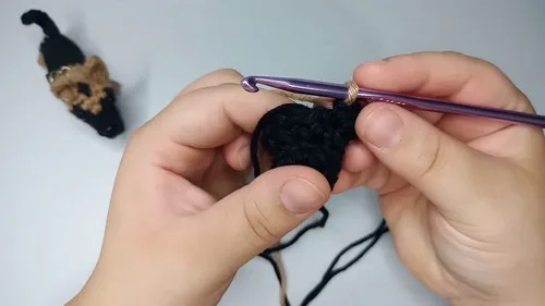 Crochet German Shepherd keychain amigurumi pattern — photo 5