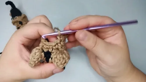 Crochet German Shepherd keychain amigurumi pattern — photo 6