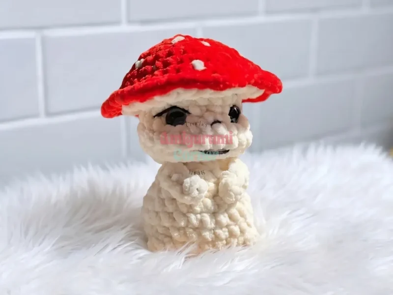 Crochet a mini mushroom amigurumi in single crochet