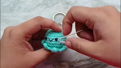 How to crochet a mini octopus amigurumi keychain — photo 3