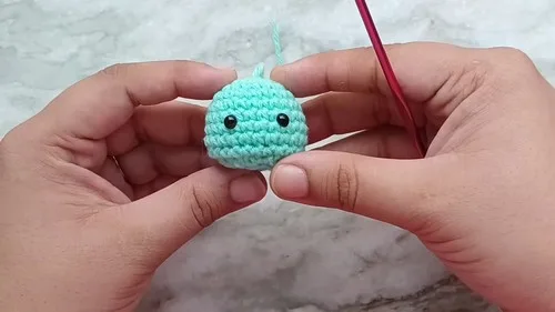 How to crochet a mini octopus amigurumi keychain — photo 4