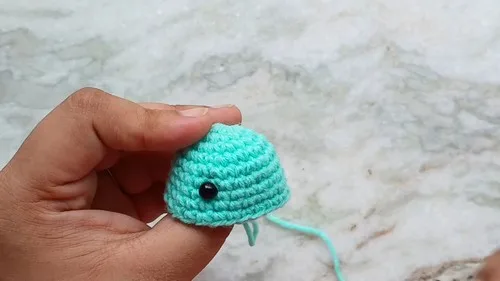 How to crochet a mini octopus amigurumi keychain — photo 5