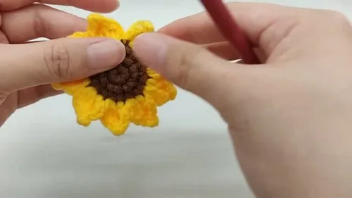 Crochet sunflower keychain pattern with petal and leaf shaping — photo 3
