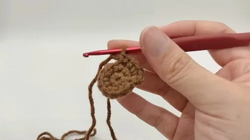 Crochet sunflower keychain pattern with petal and leaf shaping — photo 4