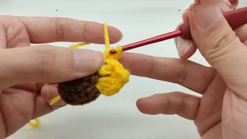 Crochet sunflower keychain pattern with petal and leaf shaping — photo 6