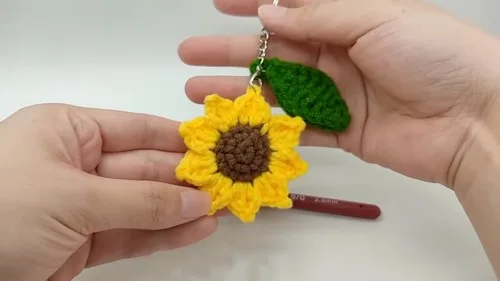 Crochet sunflower keychain pattern with petal and leaf shaping — photo 2