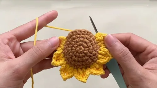 Crochet sunflower pot pattern with wire-leaf detail — photo 2