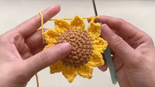 Crochet sunflower pot pattern with wire-leaf detail — photo 3