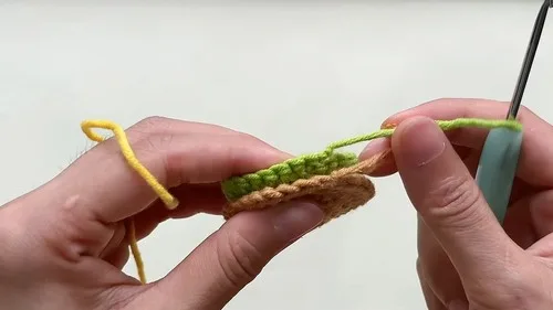 Crochet sunflower pot pattern with wire-leaf detail — photo 6