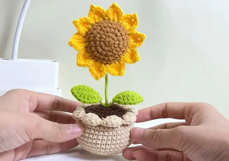 Crochet sunflower pot pattern with wire-leaf detail