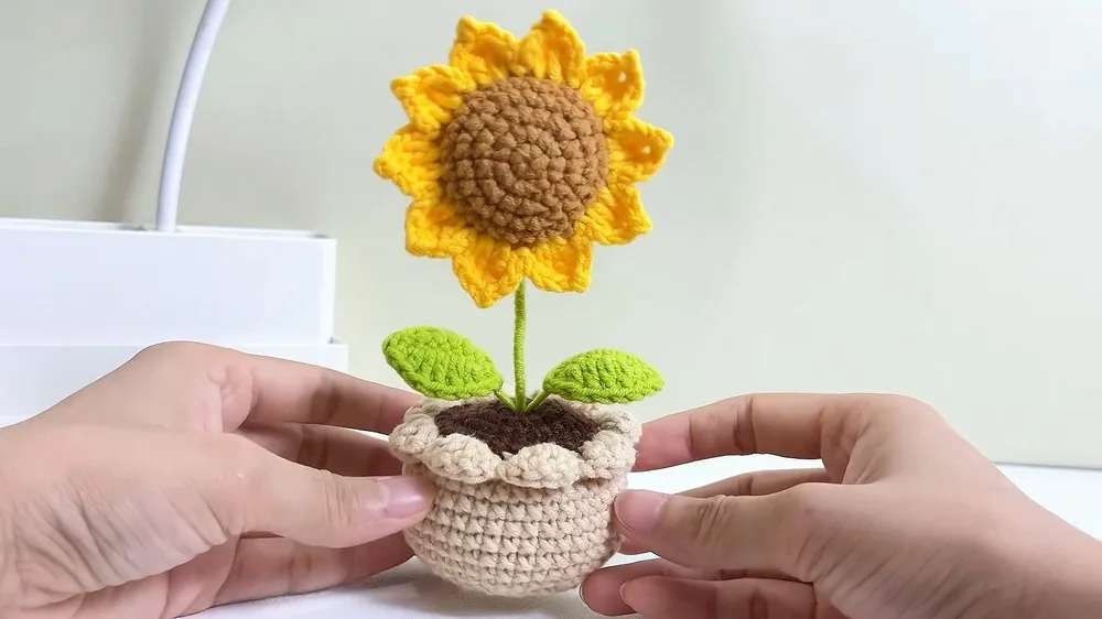 Crochet sunflower pot pattern with wire-leaf detail