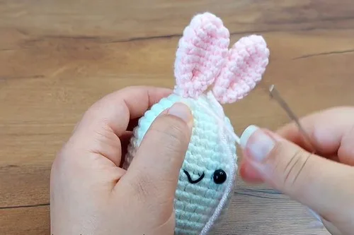 Egg-shaped crochet bunny with a removable double crochet shell — photo 2