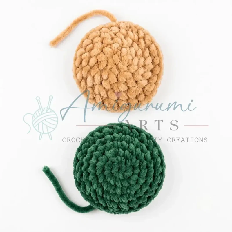 Crochet a mini turtle amigurumi in two panels — photo 2