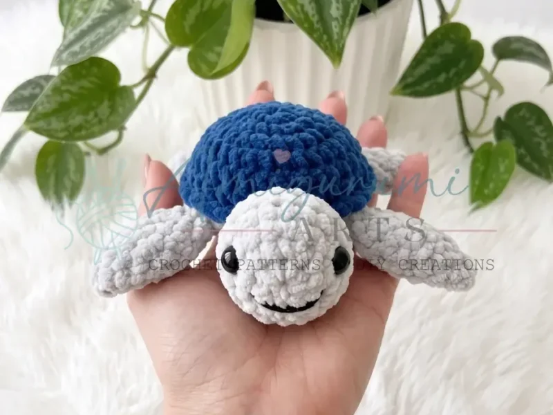 Crochet a mini turtle amigurumi in two panels