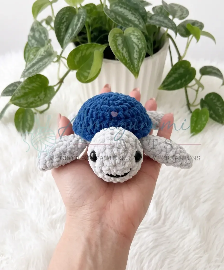 Crochet a mini turtle amigurumi in two panels