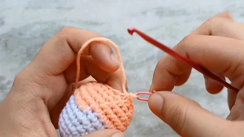 Mini unicorn amigurumi keychain pattern in single crochet — photo 2