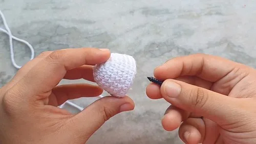 Mini unicorn amigurumi keychain pattern in single crochet — photo 3