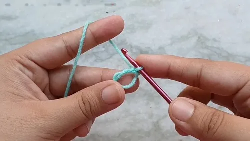 Mini unicorn amigurumi keychain pattern in single crochet — photo 4