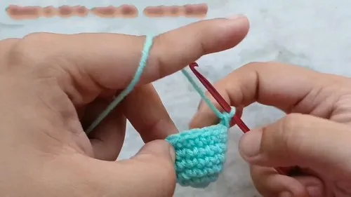 Mini unicorn amigurumi keychain pattern in single crochet — photo 5