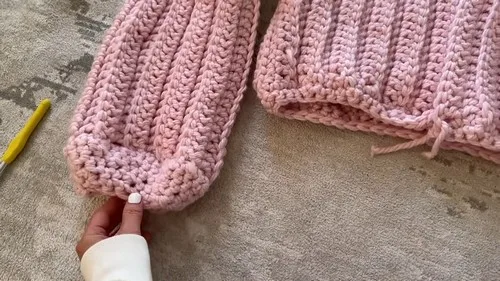 Oversized chunky crochet hoodie for confident beginners — photo 2