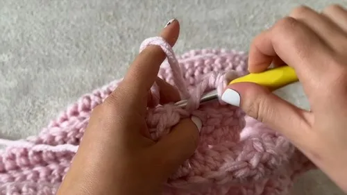 Oversized chunky crochet hoodie for confident beginners — photo 3