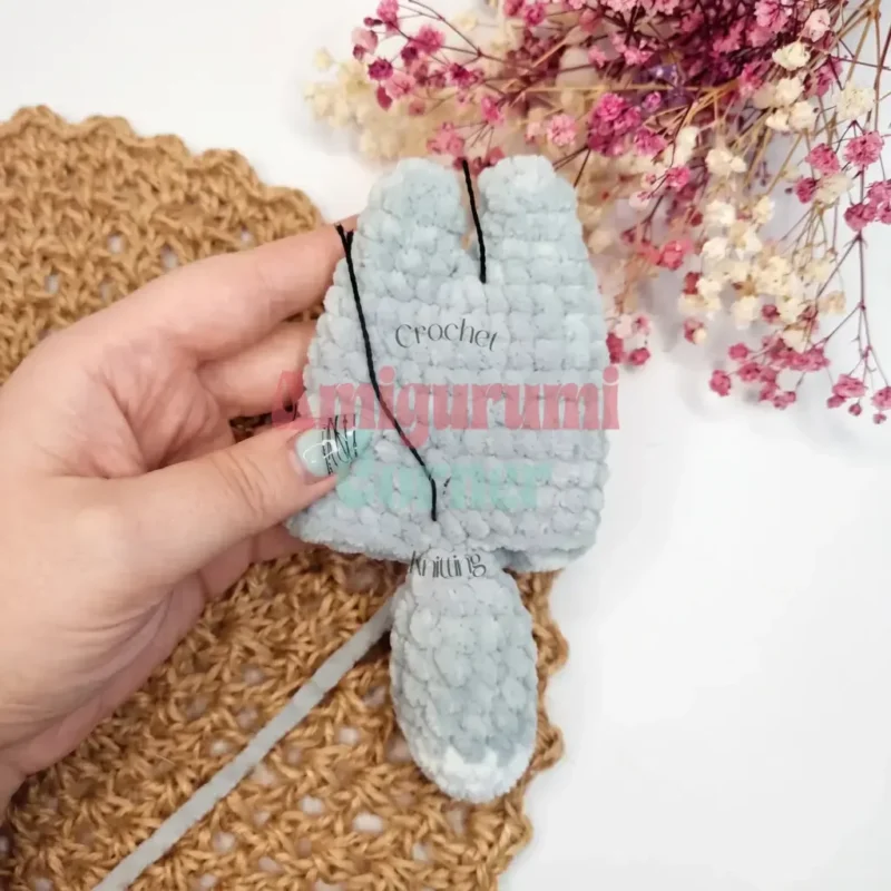 A plush husky keychain amigurumi in single crochet — photo 2