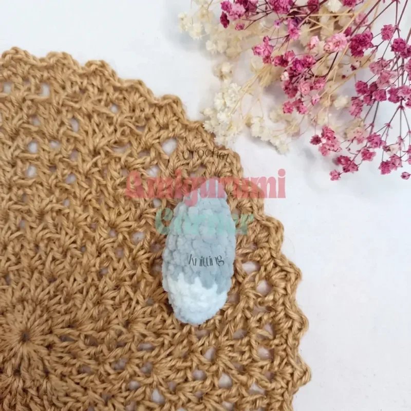 A plush husky keychain amigurumi in single crochet — photo 5