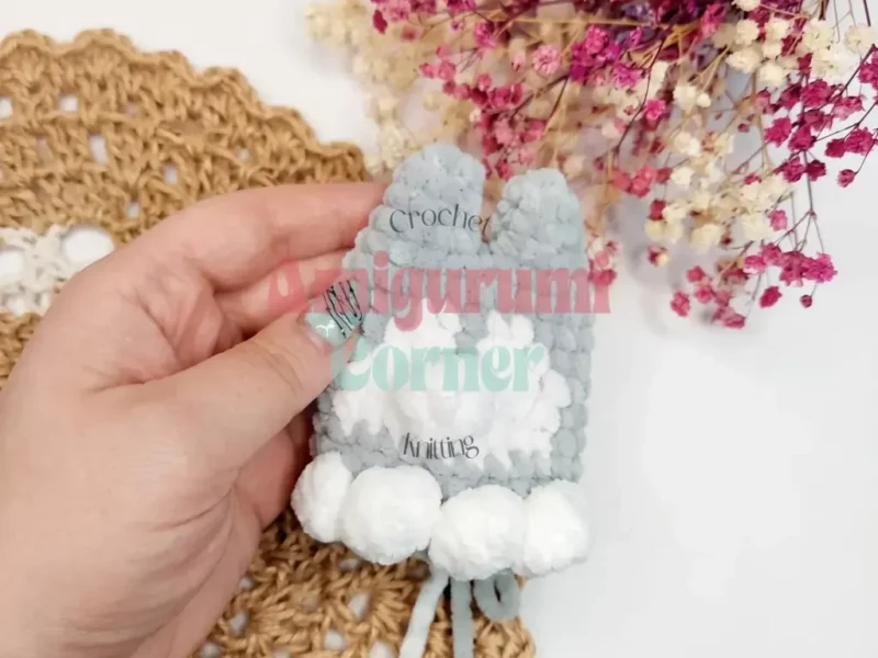 A plush husky keychain amigurumi in single crochet
