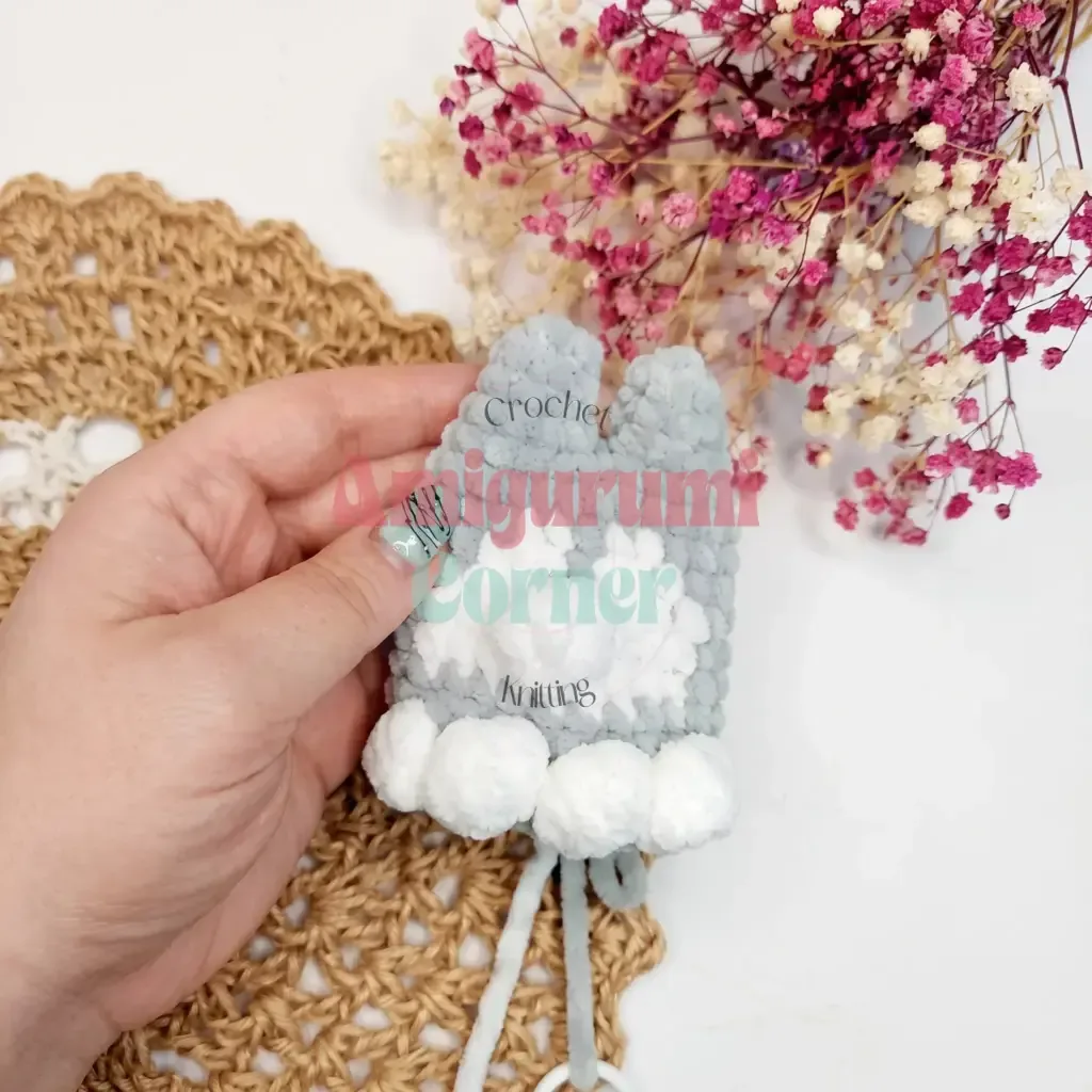 A plush husky keychain amigurumi in single crochet