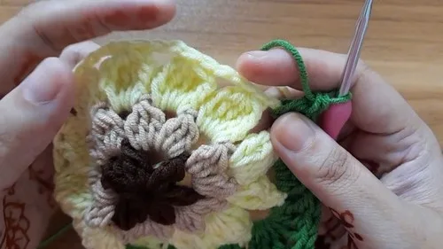 Sunflower granny square pattern worked in five rounds — photo 2