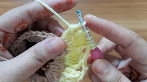Sunflower granny square pattern worked in five rounds — photo 3