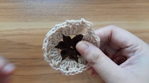 Sunflower granny square pattern worked in five rounds — photo 5