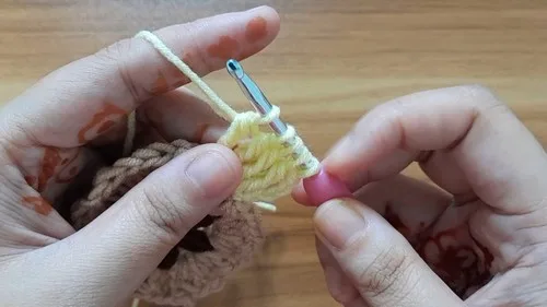 Sunflower granny square pattern worked in five rounds — photo 6