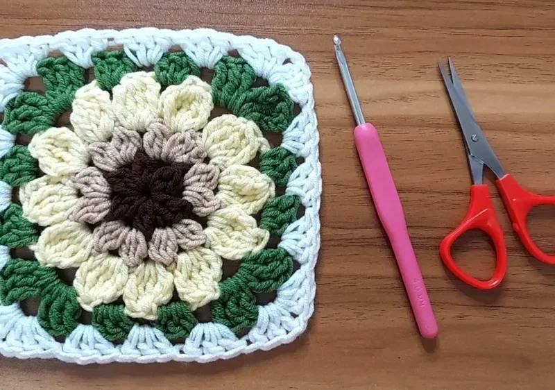 Sunflower granny square pattern worked in five rounds