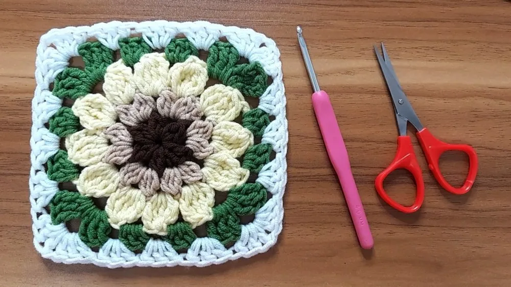 Sunflower granny square pattern worked in five rounds