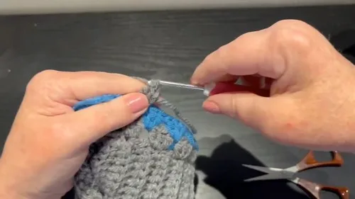 Two-colour ribbed baby hat crochet pattern — photo 2