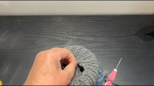 Two-colour ribbed baby hat crochet pattern — photo 4