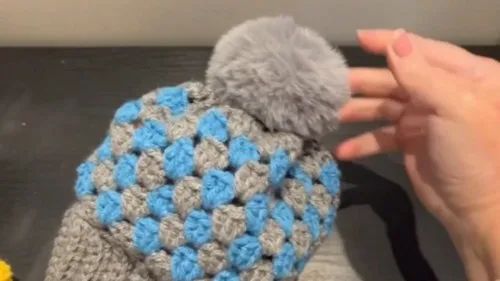 Two-colour ribbed baby hat crochet pattern