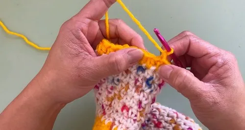 Two-tone half double crochet socks with ribbed cuff — photo 2